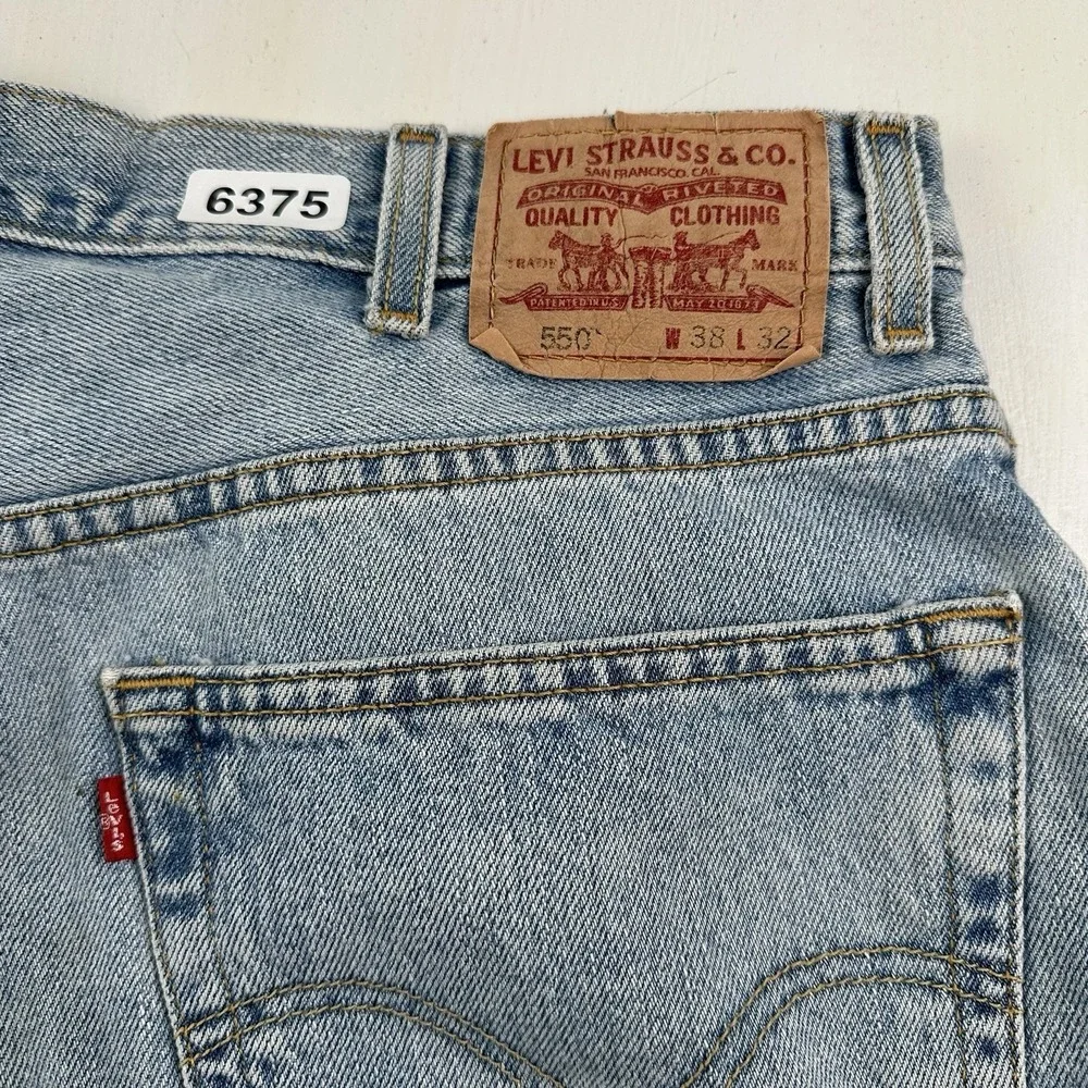 VTG Y2K Levis 550 Relaxed Jeans Mens Fits 37x32‎ Blue Denim Light Wash